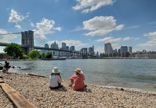 Sitting sur les bords de l' East River